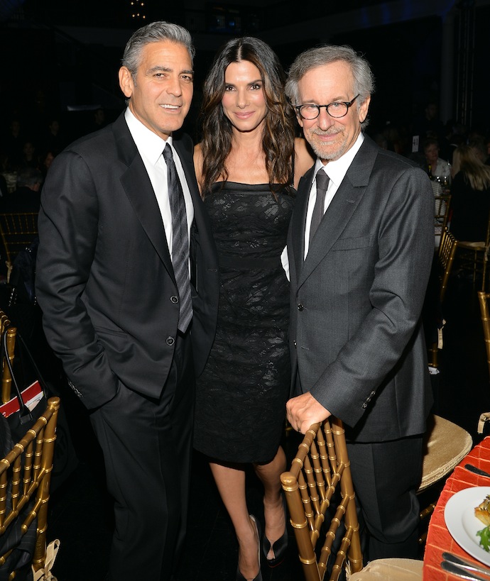 Джордж Клуни, Сандра Баллок и Стивен Спилберг Джордж Клуни, Сандра Баллок и Стивен Спилберг