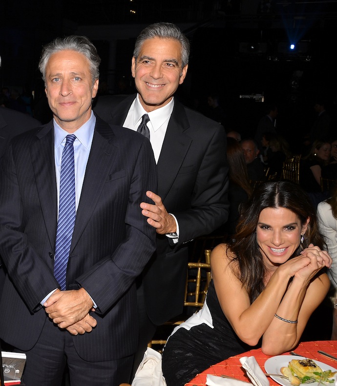 Джон Стюарт, Джордж Клуни и Сандра Баллок Джон Стюарт, Джордж Клуни и Сандра Баллок