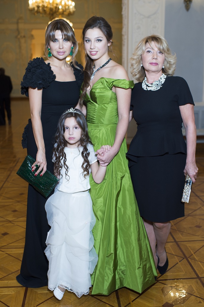 Николь Шишханова с семьей