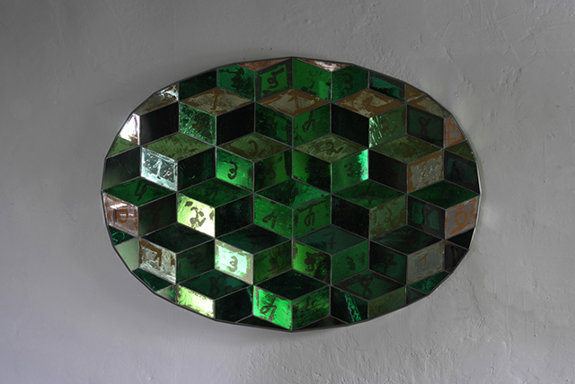 Объект желания: стол из кусочков изумрудного зеркала (фото 1)