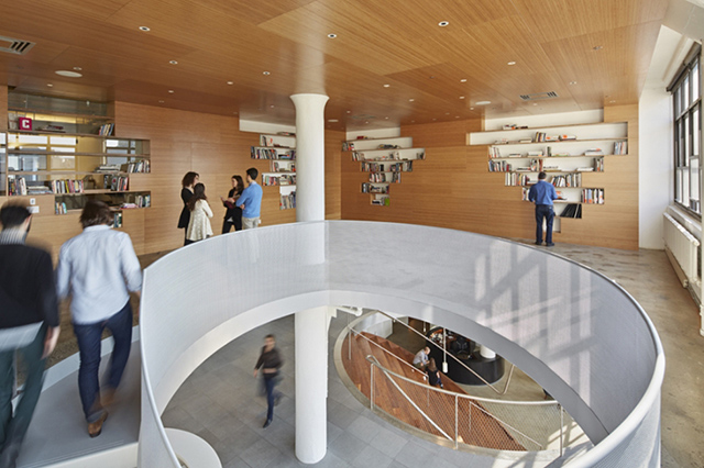 "Лестница-монета" в офисе рекламного агентства Wieden+Kennedy (фото 2)