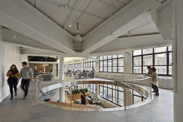 "Лестница-монета" в офисе рекламного агентства Wieden+Kennedy (фото 3)