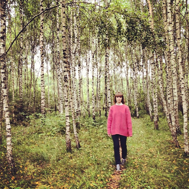 Дизайнер Вика Газинская в березовом лесу (@vikagazinskaya)