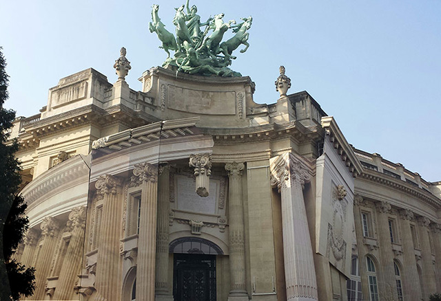 Французский художник "разрушил" парижский Гран-Пале (фото 1)