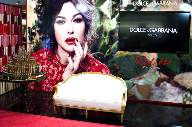 Моника Беллуччи на открытии корнера Dolce & Gabbana в ЦУМе (фото 13)