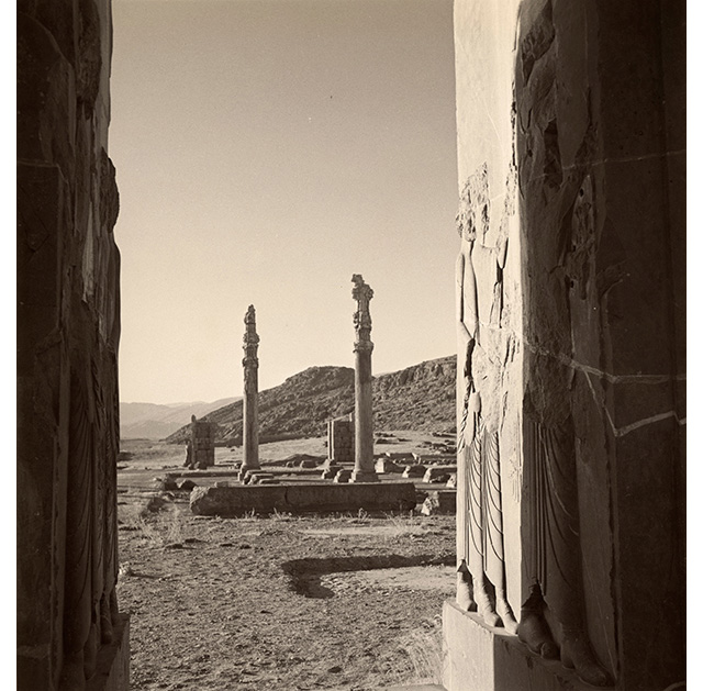 Вид на развалины дворца Персеполя, Персия, 1949 В Музее Виктории и Альберта пройдет выставка фотографий Хорста (фото 5)