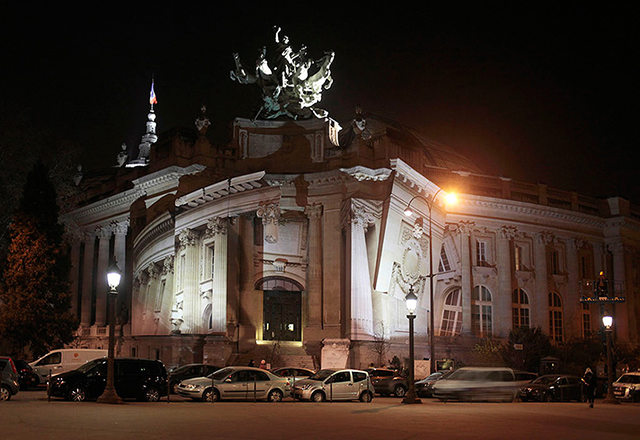 Французский художник "разрушил" парижский Гран-Пале (фото 2)