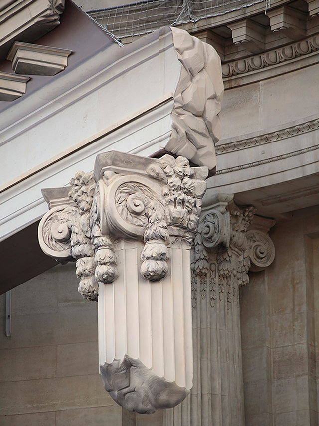 Французский художник "разрушил" парижский Гран-Пале (фото 5)