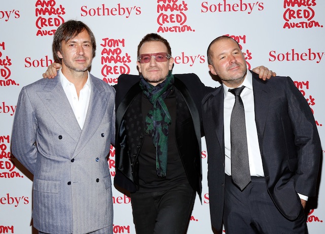 Джонатан Айв, Боно и Марк Ньюсон 