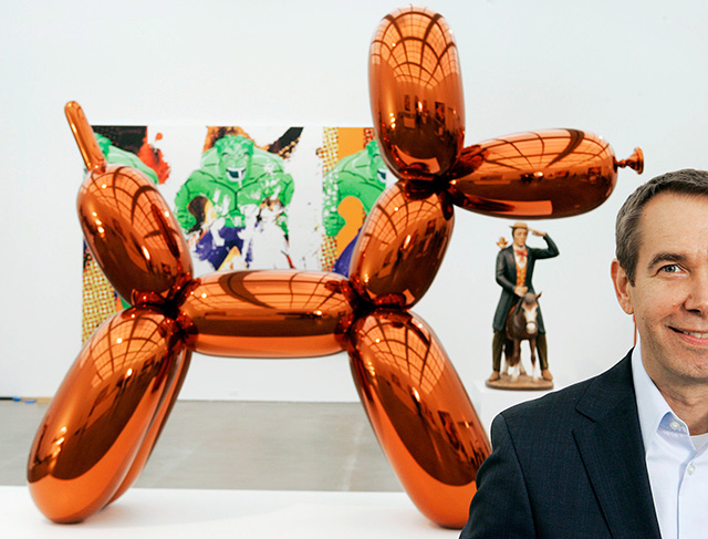 Джефф Кунс на фоне своей скульптуры "Собака из шариков"