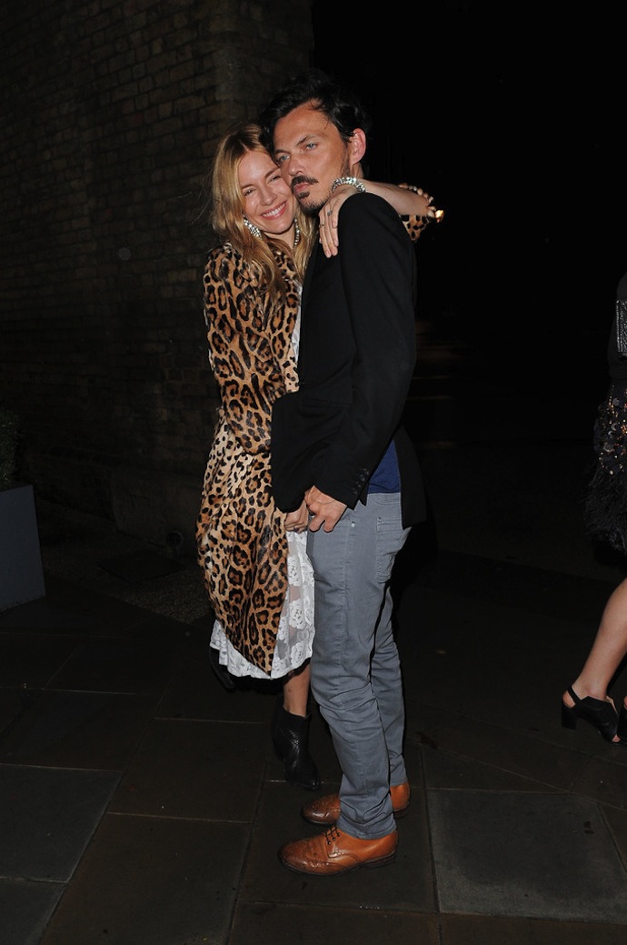 Сиенна Миллер и Мэттью Уильямсон Сиенна Миллер и Мэттью Уильямсон