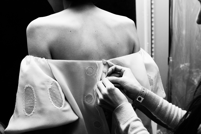 Backstage показа Ulyana Sergeenko в Париже (фото 24)