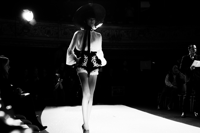 Backstage показа Ulyana Sergeenko в Париже (фото 8)