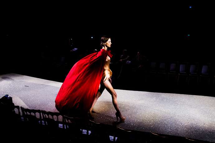 Backstage показа Ulyana Sergeenko в Париже (фото 14)