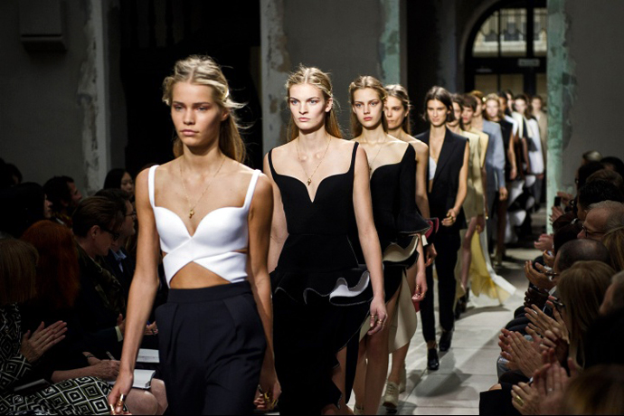 Тонкие цепочки на показе Balenciaga весна-лето 2013 Тонкие цепочки на показе Balenciaga весна-лето 2013