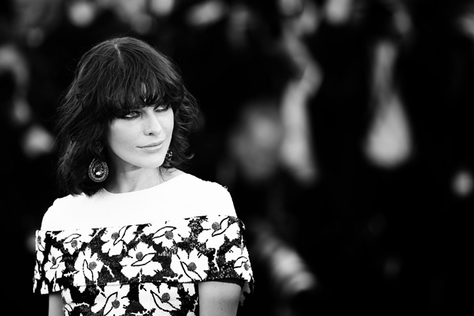 Милла Йовович в Chanel Couture на премьере фильма "Кровные узы"