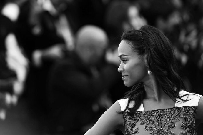 Зои Салдана в Valentino на премьере фильма "Кровные узы"