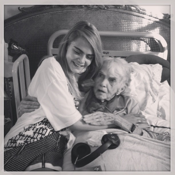 Кара Делевинь с прабабушкой (@caradelevingne) Кара Делевинь с прабабушкой (@caradelevingne)