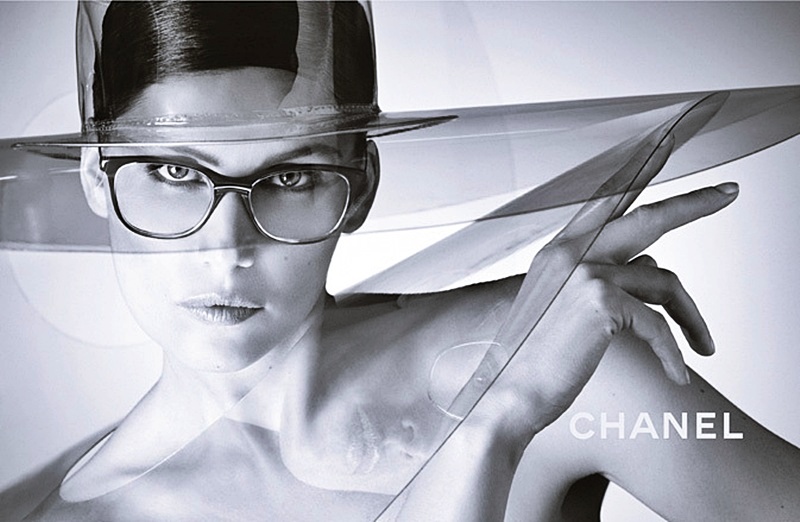 Летиция Каста в шляпе и очках Chanel