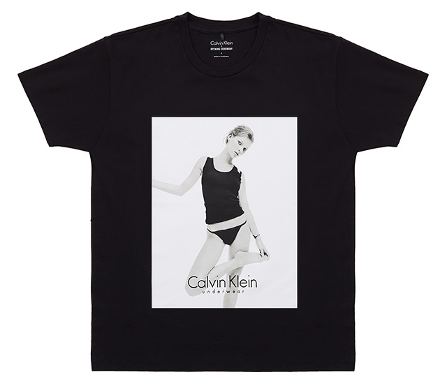 Кейт Мосс на футболках Opening Ceremony и Calvin Klein (фото 1)