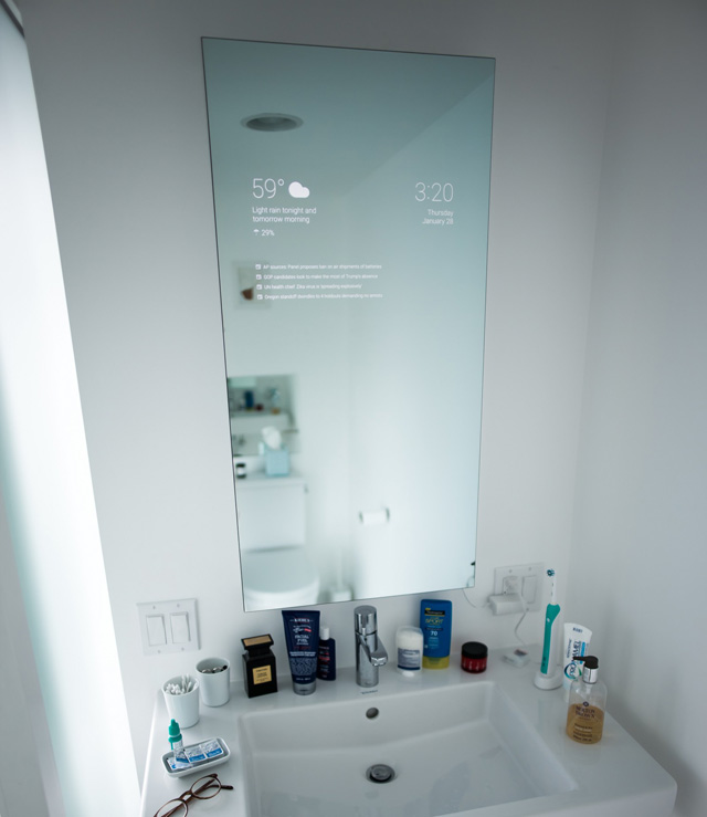 Инженер Google превратил простое зеркало в "умное" (фото 1)