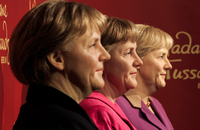 В честь 10-летия правления канцлера: "съезд" трех восковых Меркель в музее мадам Тюссо (фото 2)