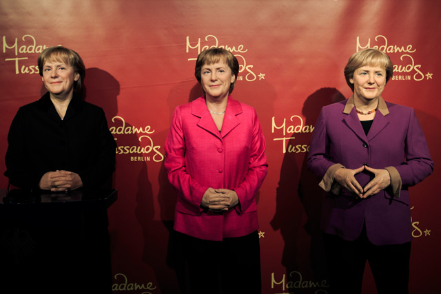 В честь 10-летия правления канцлера: "съезд" трех восковых Меркель в музее мадам Тюссо (фото 1)