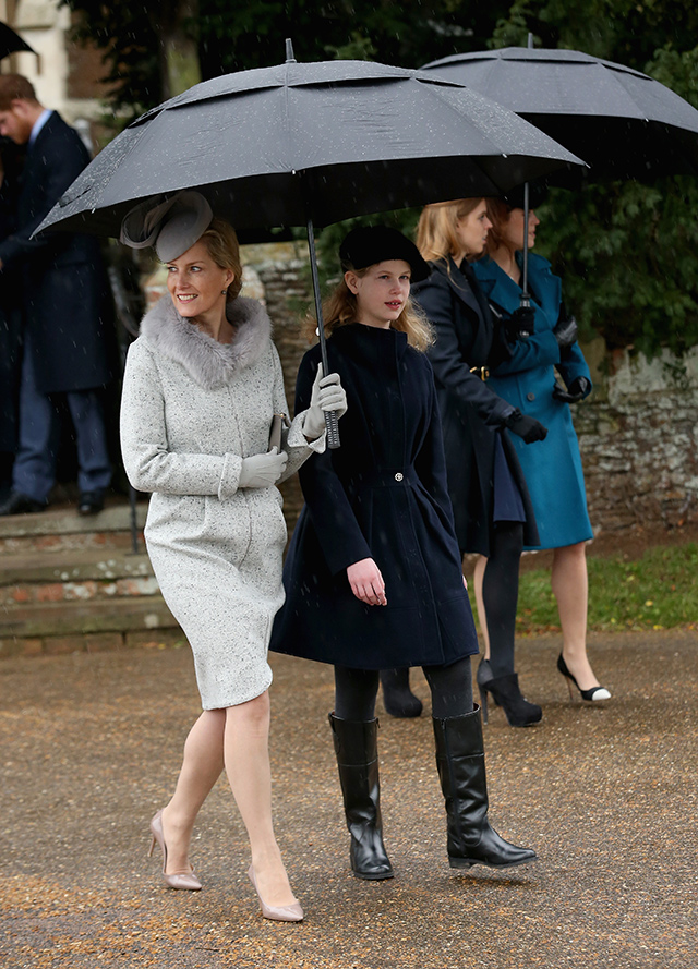 Леди Луиза Виндзор и София Английская королевская семья посетила традиционную рождественскую службу (фото 5)