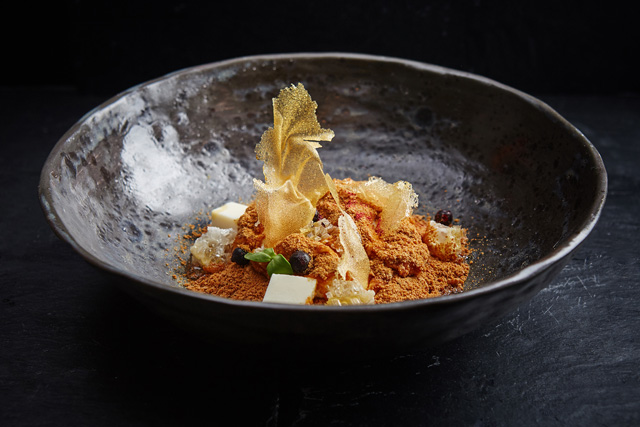 Медовик с хрустящим медом и сотами B.I.G.G.I.E.: новая звезда актуальной русской кухни (фото 1)