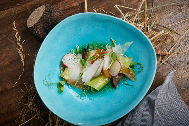 Строганина из муксуна на капустном листе с крымским трюфелем Слово и дело, или Как нам лжет меню (фото 1)