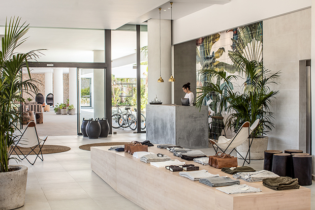 Иллюстратор Карина Эйбатова украсила греческий отель (фото 2)