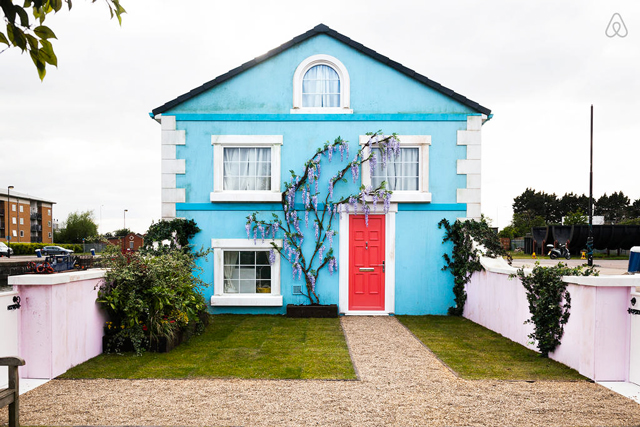 Airbnb запустили плавучий дом по Темзе (фото 1)