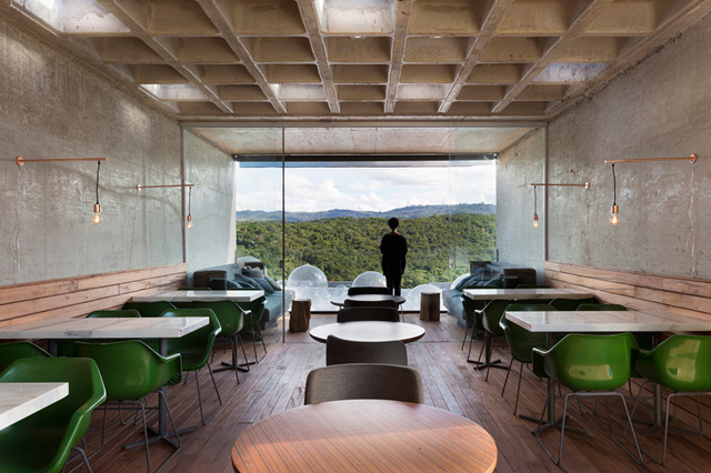 Сошлись характерами: бар, бассейн и галерея на открытой вилле в Бразилии (фото 2)