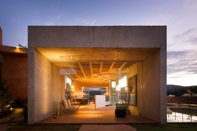 Сошлись характерами: бар, бассейн и галерея на открытой вилле в Бразилии (фото 3)