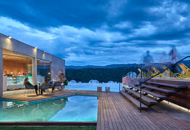 Сошлись характерами: бар, бассейн и галерея на открытой вилле в Бразилии (фото 5)