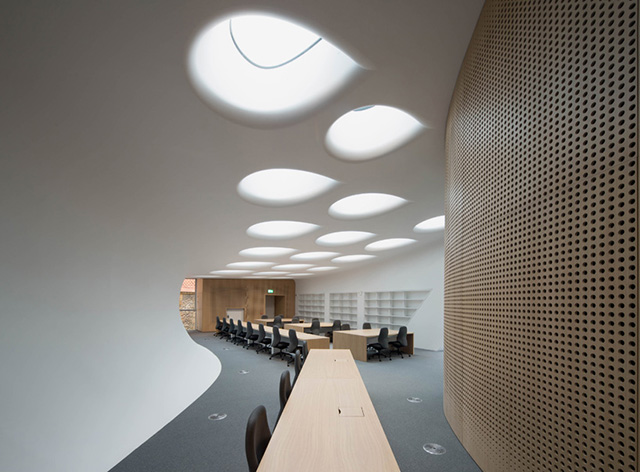 Библиотека от Захи Хадид в кампусе Оксфордского университета (фото 5)