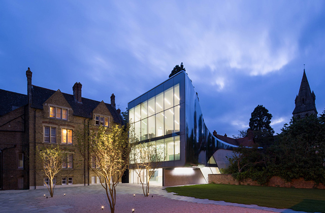 Библиотека от Захи Хадид в кампусе Оксфордского университета (фото 1)