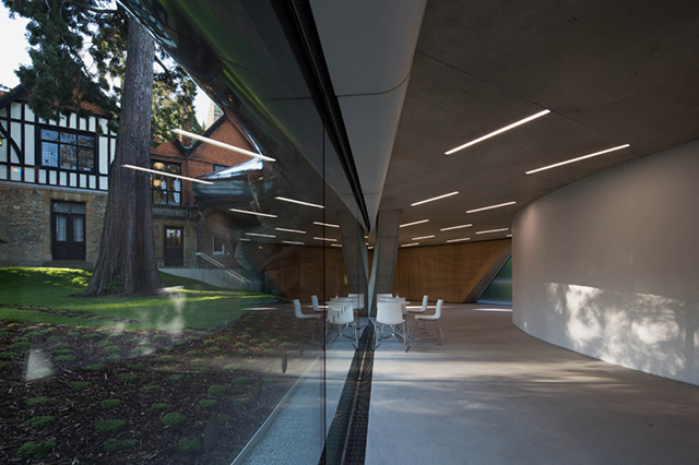 Библиотека от Захи Хадид в кампусе Оксфордского университета (фото 4)