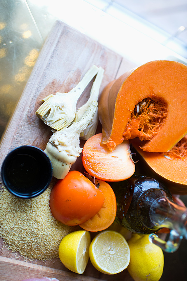 Блюдо недели: лимонный цыпленок с кускусом, артишоками, тыквой и хурмой от Дениса Калмыша (фото 2)