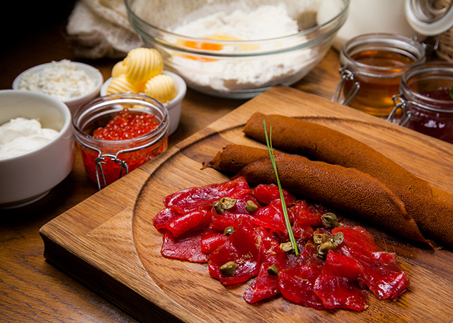 Круглые, жареные, твои: обычные блины с необычными акцентами (фото 6)