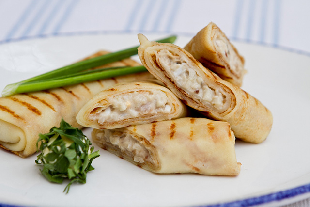 Круглые, жареные, твои: обычные блины с необычными акцентами (фото 10)