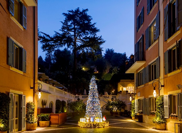 Елка из 350 сумок Fendi Baguette во дворе римского Hotel de Russie (фото 2)