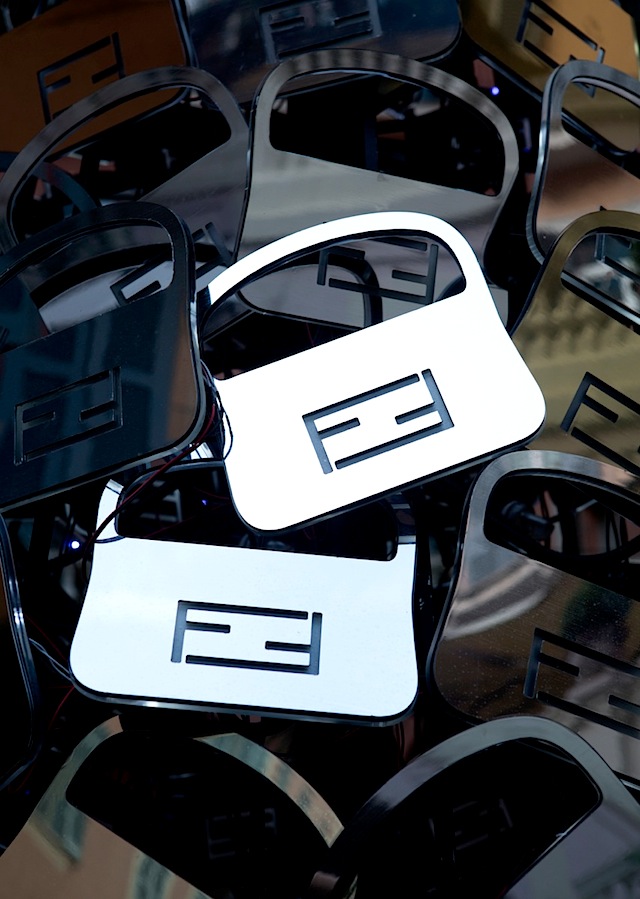 Елка из 350 сумок Fendi Baguette во дворе римского Hotel de Russie (фото 1)