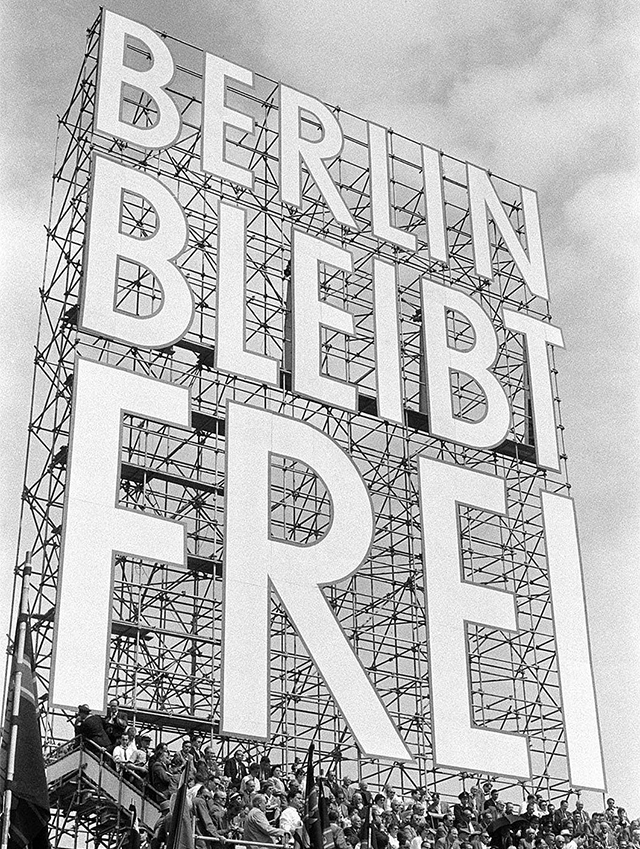 Berlin bleibt frei (с) – Эрих Лессинг, www.lumas.com "Когда ты — Питер Линдберг, что бы ты ни снял, можешь продать": интервью с Марией Бурасовской (фото 5)