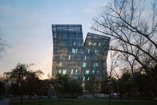 Torres Siamesas. Католический университет Чили, Сантьяго, 2005 Венецианская биеннале архитектуры определилась с куратором (фото 1)