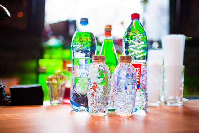 Какую воду мы пьем в ресторанах и почему она стоит так дорого? (фото 4)