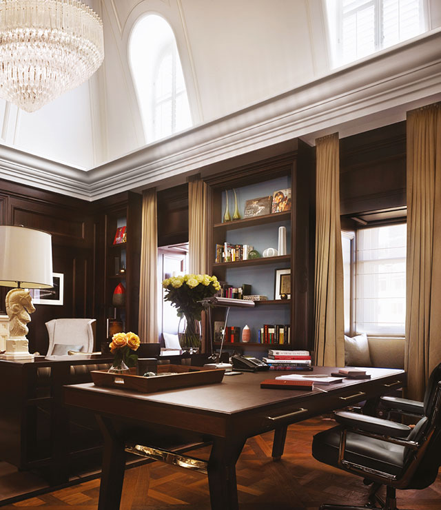 Юноши — налево, девушки — направо: мужской и женский пентхаусы в Corinthia Hotel (фото 1)