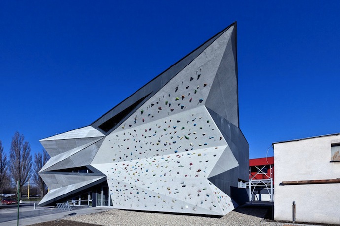 Архитекторы превратили теплообменник в культурный центр (фото 3)