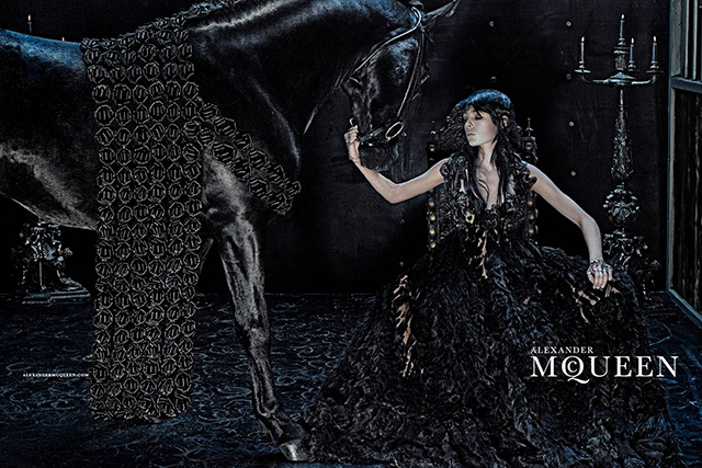 Первый взгляд: рекламная кампания Alexander McQueen, осень-зима 2014 (фото 2)
