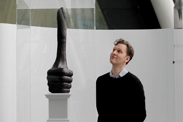 Дэвид Шрингли и его скульптура "Thumbs-up" Монумент-палец и скелет лошади на Трафальгарской площади (фото 1)